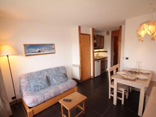 un salon avec un canapé et une table dans l'établissement Studio cabine rénové aux Saisies - 4 pers, ensoleillé, animaux tolérés - FR-1-293-2, aux Saisies
