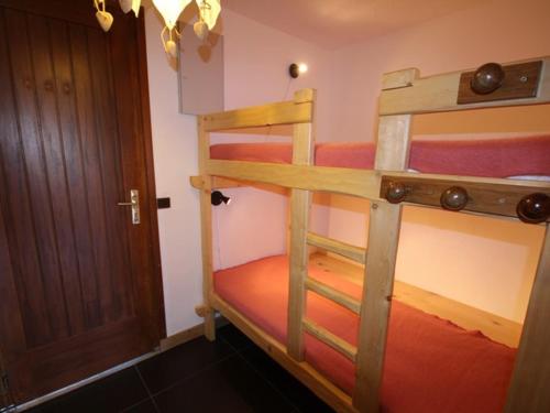 two bunk beds in a room with a door at Studio cabine rénové aux Saisies - 4 pers, ensoleillé, animaux tolérés - FR-1-293-2 in Les Saisies