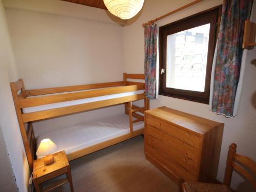 une chambre avec deux lits superposés et une fenêtre dans l'établissement Appartement cosy 2 pièces cabine - Balcon sud, parking, pied des pistes - FR-1-293-122, à Hauteluce