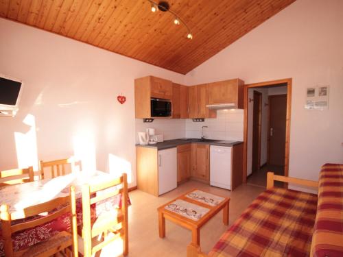 un salon avec une cuisine et une salle à manger dans l'établissement Appartement cosy 2 pièces cabine - Balcon sud, parking, pied des pistes - FR-1-293-122, à Hauteluce