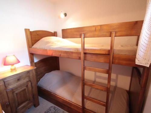 Ce lit se trouve dans un dortoir doté de 2 lits superposés, d'une lampe et d'un bureau. dans l'établissement Les Saisies - Bel appartement 2 pièces, 4 pers, proche pistes et commerces - FR-1-293-121, aux Saisies