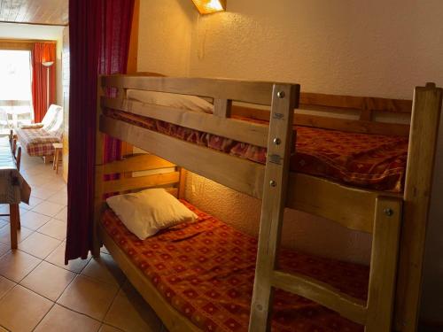 quelques lits superposés dans une chambre dans l'établissement Les Saisies - Studio cabine 5 pers. avec balcon et animaux tolérés - FR-1-293-149, aux Saisies