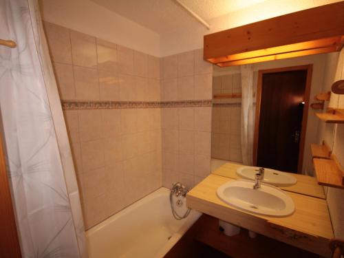 une salle de bain avec un lavabo et une baignoire dans l'établissement Les Saisies - Studio cabine 5 pers. avec balcon et animaux tolérés - FR-1-293-149, aux Saisies