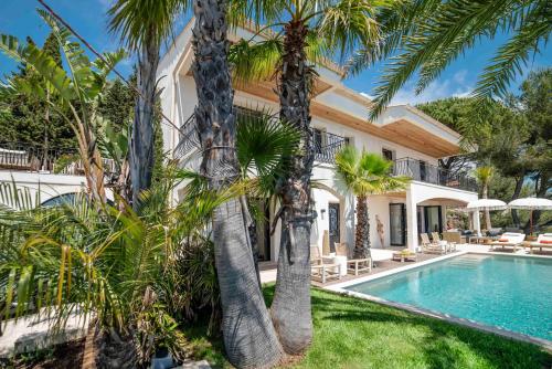 une villa avec piscine et palmiers dans l'établissement Spacious Guesthouse with amazing Monaco & Sea View, à La Turbie