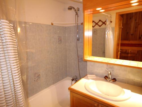 une salle de bain avec un lavabo, une baignoire et une douche dans l'établissement Les Saisies - Appart 6 pers, balcon, équipements complets - FR-1-293-105, aux Saisies