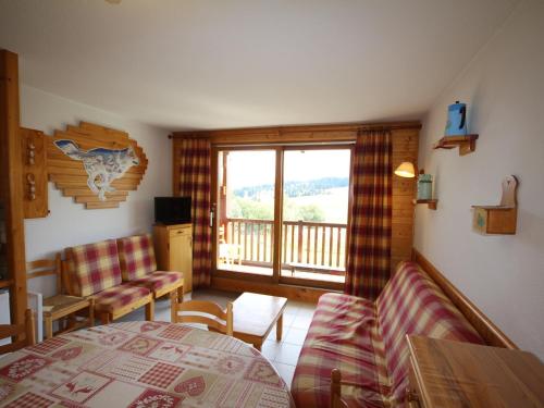 une chambre d'hôtel avec un lit et un balcon dans l'établissement Les Saisies - Appart 6 pers, balcon, équipements complets - FR-1-293-105, aux Saisies