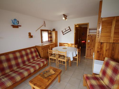 un salon avec un canapé et une table dans l'établissement Les Saisies - Appart 6 pers, balcon, équipements complets - FR-1-293-105, aux Saisies