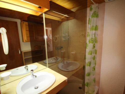 une salle de bain avec deux lavabos et une douche dans l'établissement Les Saisies, Apt 3 pièces/mezzanine, 2 SDB, 8 pers - FR-1-293-58, aux Saisies
