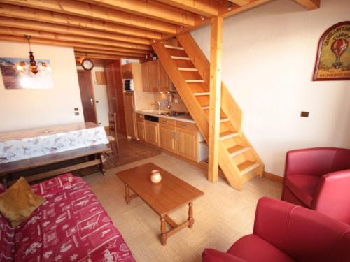 un salon avec un escalier et une cuisine dans l'établissement Les Saisies, Apt 3 pièces/mezzanine, 2 SDB, 8 pers - FR-1-293-58, aux Saisies