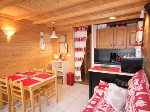 une cuisine et une salle à manger avec une table dans une cabine dans l'établissement Appartement aux Saisies, 5 pers, 2 ch, balcon, TV, cuisine équipée - FR-1-293-205, aux Saisies