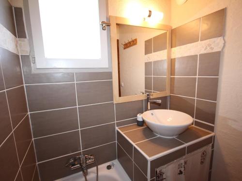 une salle de bain avec un lavabo et un miroir dans l'établissement Appartement aux Saisies, 5 pers, 2 ch, balcon, TV, cuisine équipée - FR-1-293-205, aux Saisies