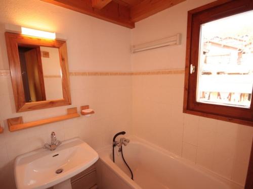une salle de bain avec un lavabo et une baignoire dans l'établissement Les Saisies - Charmant studio mezzanine 6 pers, parking - FR-1-293-95, à Hauteluce