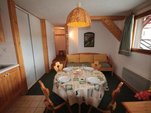 une salle à manger avec une table et un canapé dans l'établissement Charmant 2 Pièces Cabine au Cœur des Saisies - Proche Pistes et Commerces - FR-1-293-1, aux Saisies