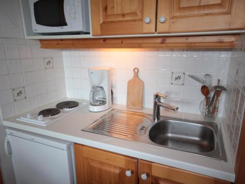 a kitchen counter with a sink and a microwave at Charmant 2 Pièces Cabine au Cœur des Saisies - Proche Pistes et Commerces - FR-1-293-1 in Les Saisies
