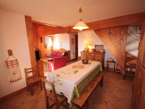 une chambre avec une table et des chaises dans une maison dans l'établissement Appartement 4 pièces mezzanine avec balcon, équipements complets, animaux admis, parking couvert. - FR-1-293-64, à Villard-sur-Doron