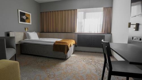 Postel nebo postele na pokoji v ubytování Quality Hotel Royal Corner