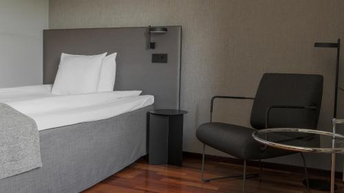 Postel nebo postele na pokoji v ubytování Quality Hotel Royal Corner