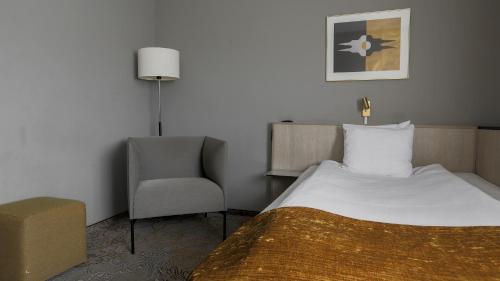 Postel nebo postele na pokoji v ubytování Quality Hotel Royal Corner