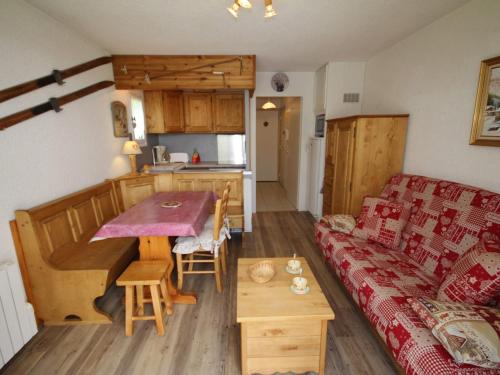 un salon avec un canapé et une table dans l'établissement Les Saisies - Charmant 2 Pièces avec Balcon et Casier à Skis - FR-1-293-120, aux Saisies