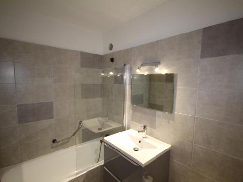 une salle de bain avec un lavabo et un miroir dans l'établissement Les Saisies: Grand 2 pièces cabine, 6 pers, cheminée, balcon sud, wifi - FR-1-293-248, à Hauteluce