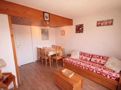 un salon avec un canapé et une table dans l'établissement Studio cabine 4 pers, plein sud, Les Saisies - FR-1-293-146, aux Saisies