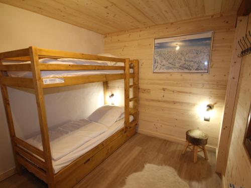 - une chambre avec 2 lits superposés dans une cabine dans l'établissement Les Saisies - Appartement rénové 2 pièces avec balcon et vue - 5 pers - FR-1-293-270, à Hauteluce
