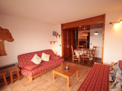 un salon avec un canapé et une table dans l'établissement Studio cabine avec balcon plein sud, 5 couchages, animaux tolérés, casier à skis - FR-1-293-129, aux Saisies
