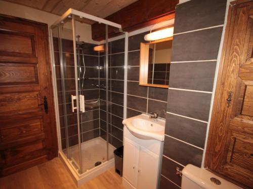 une salle de bain avec un lavabo et une douche dans l'établissement Les Saisies - Appartement rénové 2 pièces avec balcon et vue - 5 pers - FR-1-293-270, à Hauteluce
