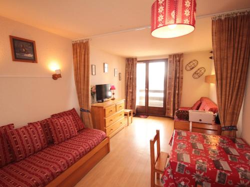 un salon avec un canapé et un lit dans l'établissement Studio ensoleillé, équipé avec balcon au cœur des Saisies, animaux acceptés - FR-1-293-186, aux Saisies