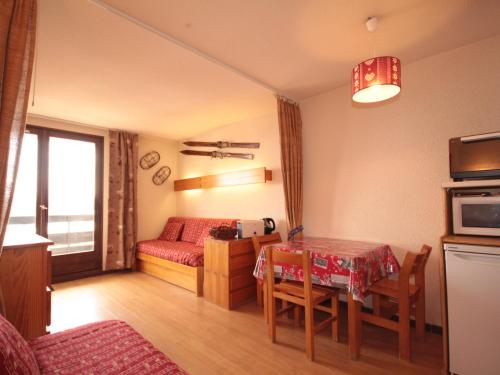 un salon avec une table et une salle à manger dans l'établissement Studio ensoleillé, équipé avec balcon au cœur des Saisies, animaux acceptés - FR-1-293-186, aux Saisies