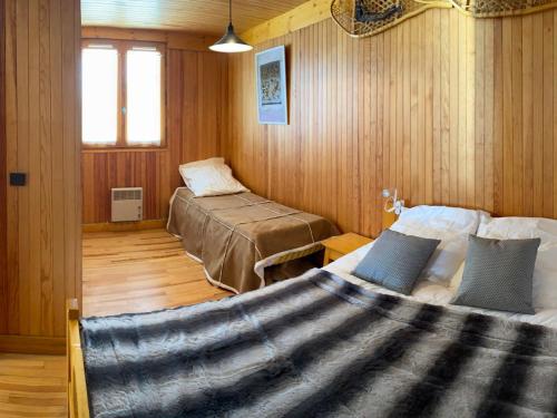 une chambre avec deux lits et une fenêtre dans l'établissement Appartement Les Saisies 5 pers, 35m², équipements complets - FR-1-293-329, à Hauteluce