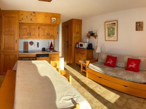 un salon avec un lit et une cuisine dans l'établissement Appartement Les Saisies 5 pers, 35m², équipements complets - FR-1-293-329, à Hauteluce