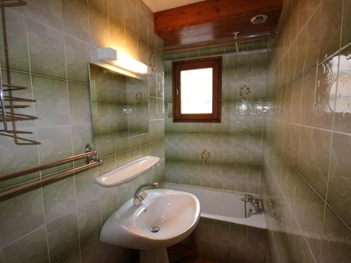 une salle de bain avec un lavabo et une baignoire dans l'établissement Les Saisies - Appartement 2 pièces cabine, 7 pers, terrasse, casier à skis, garage, plein sud - FR-1-293-260, à Hauteluce