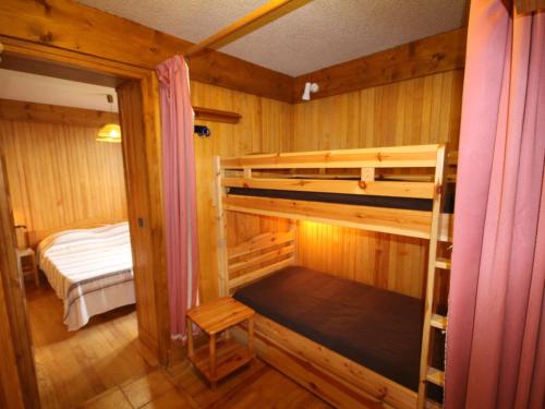 une chambre avec deux lits superposés et un lit dans l'établissement Les Saisies - Appartement 2 pièces cabine, 7 pers, terrasse, casier à skis, garage, plein sud - FR-1-293-260, à Hauteluce