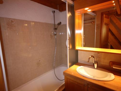 une salle de bain avec une douche, un lavabo et une baignoire dans l'établissement Appartement 4 pièces, 9 pers, balcon, animaux tolérés, Les Saisies - FR-1-293-255, à Hauteluce