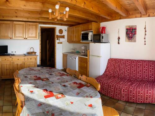 - une cuisine avec une table et un canapé dans une chambre dans l'établissement Appartement 4 pièces, 9 pers, balcon, animaux tolérés, Les Saisies - FR-1-293-255, à Hauteluce