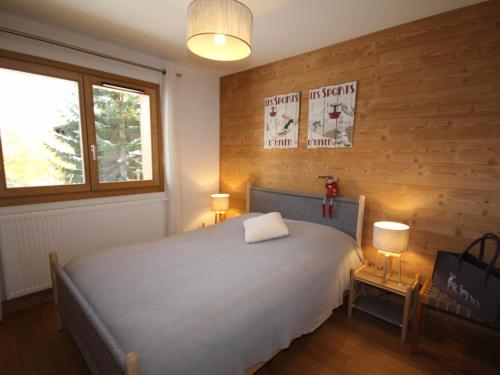 une chambre avec un grand lit et deux lampes dans l'établissement **Appartement de standing - 6 pers, 47m², 100m des pistes, Les Saisies** - FR-1-293-267, à Hauteluce