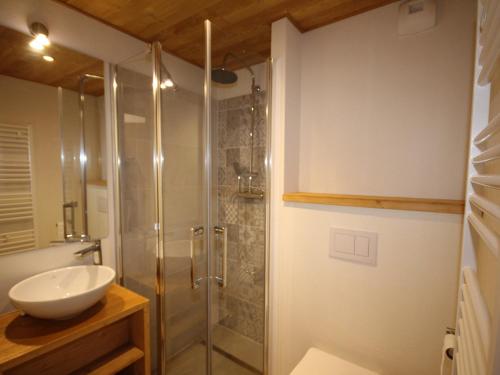 une salle de bain avec une douche en verre et un lavabo dans l'établissement **Appartement de standing - 6 pers, 47m², 100m des pistes, Les Saisies** - FR-1-293-267, à Hauteluce
