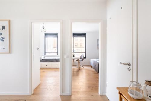 a white apartment with a bedroom and a bed at Basel-Tram 8-Tristate-Bridge-Riverview in Huningue