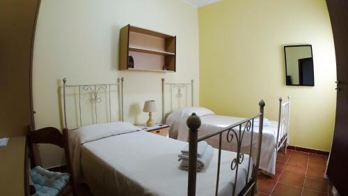 サン・フェルディナンドにあるRosa Di Mareのベッドルーム1室(ベッド2台、鏡付)