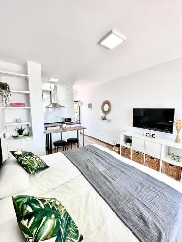 Cozy High-Rise Studio Sea Views & Garden Pool All the year round