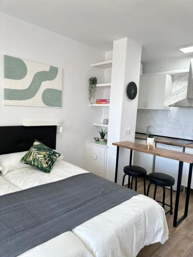 Cozy High-Rise Studio Sea Views & Garden Pool All the year round
