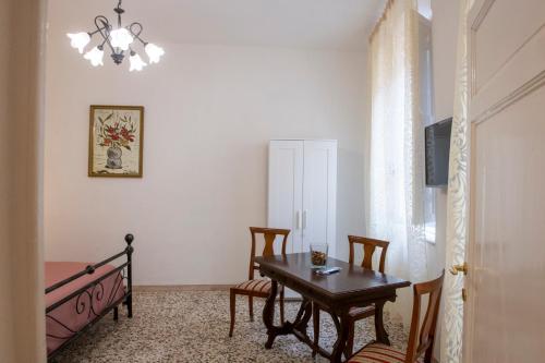 a dining room with a table and chairs and a window at Casa Vacanza Gate Centro in Pisa