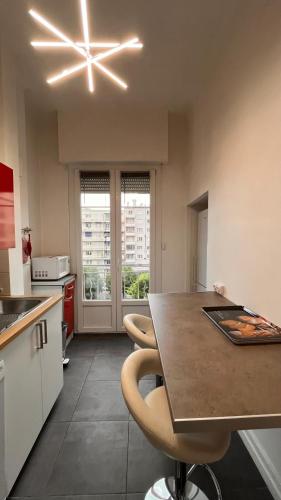 une cuisine avec une table et quelques chaises dans l'établissement Appartement Cosy avec clim et Wi-Fi à 5 min de la gare TGV, à Toulon