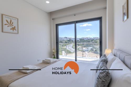 Giường trong phòng chung tại #312 Ocean Outlook by Home Holidays