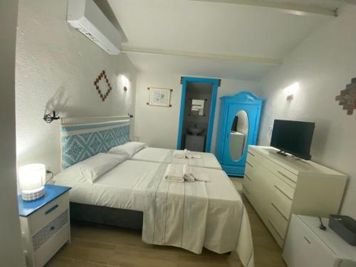 a bedroom with a large bed and a blue door at Da Tea in San Teodoro