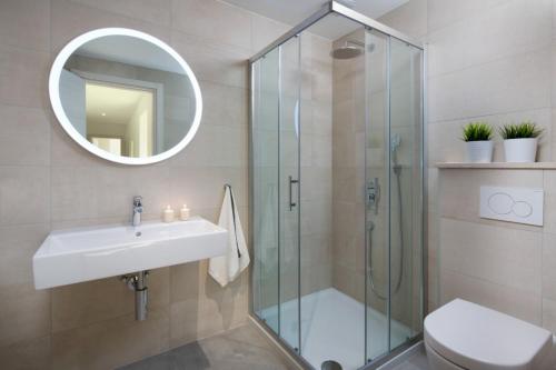 een badkamer met douche, wastafel en spiegel bij Villa Fasana-Apartment 1 by Vivi Rent in Fažana