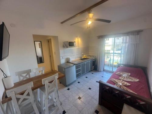 O bucătărie sau chicinetă la Apart Sorrento