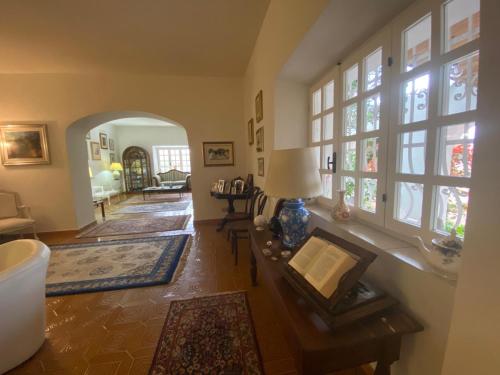 a living room with a table and some windows at Da Tea in San Teodoro