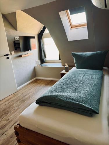 a bedroom with a large bed with a window at stilfrei by Humble Homes in Carolinensiel